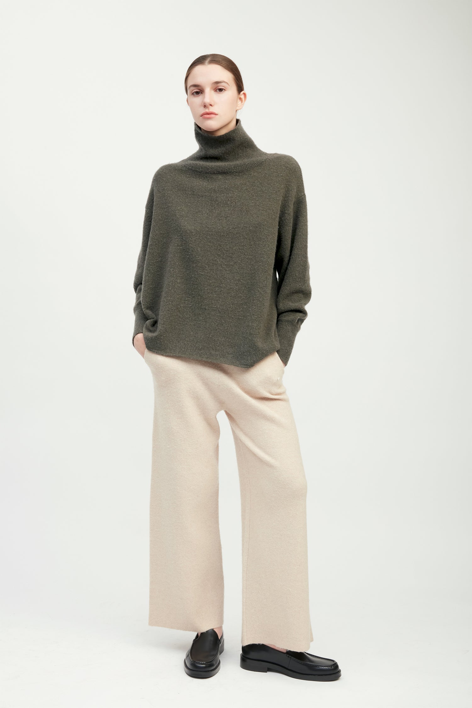 Khaki oversized slouch turtleneck sweater in soft brushed knit for cozy styling – Common Knit
