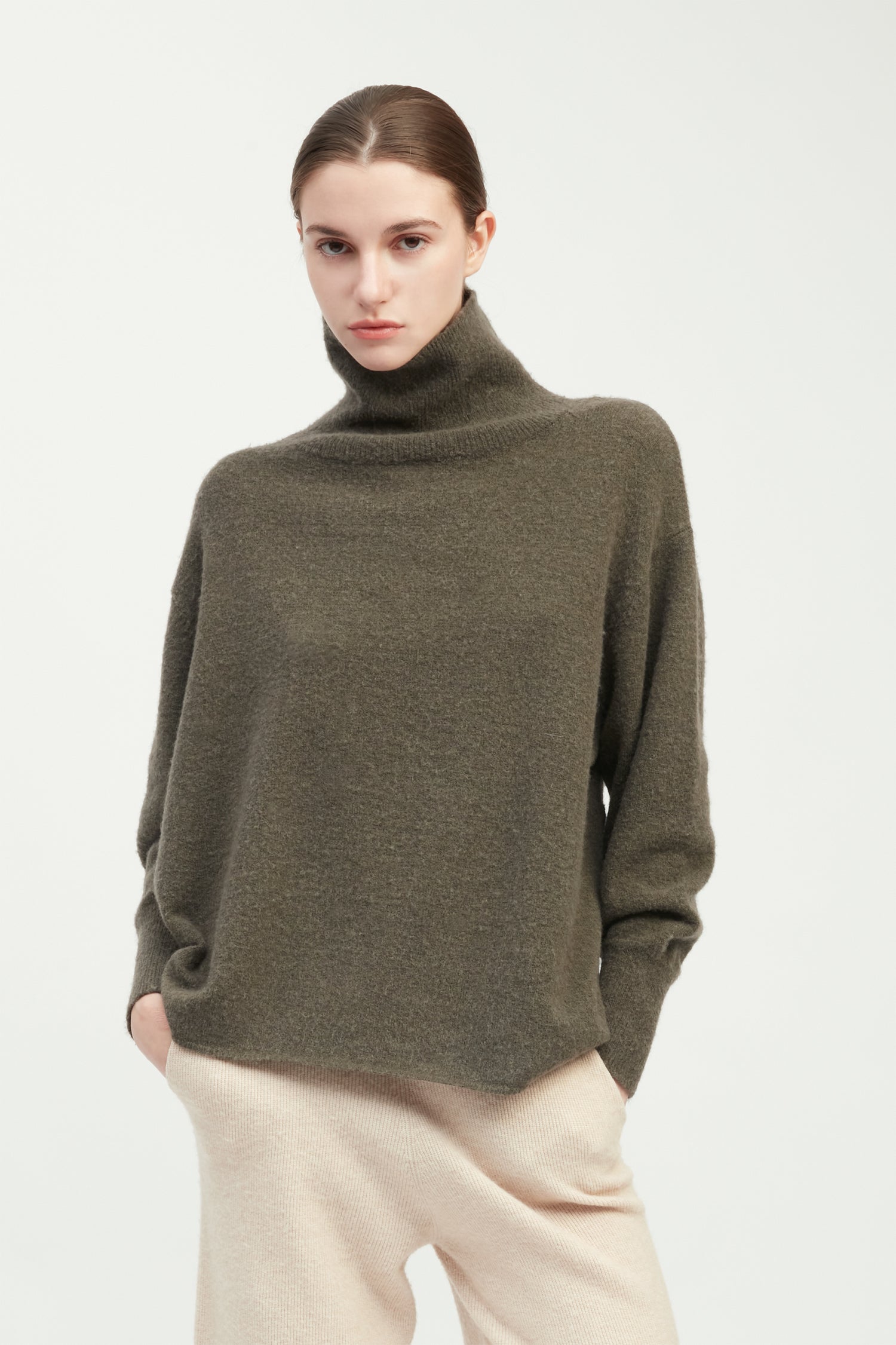 Khaki oversized slouch turtleneck sweater in soft brushed knit for cozy styling – Common Knit
