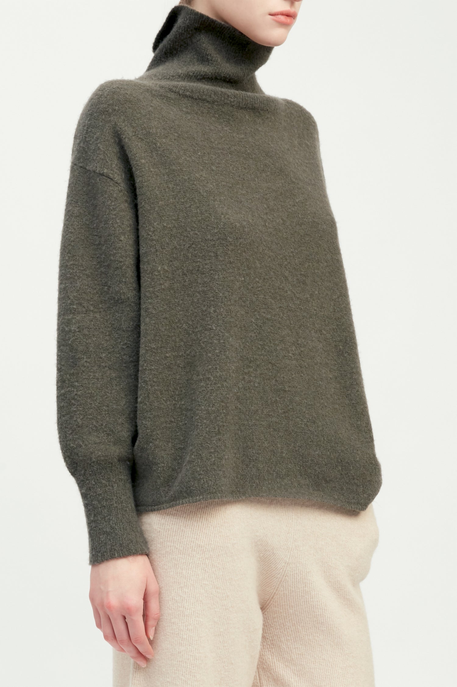 Khaki oversized slouch turtleneck sweater in soft brushed knit for cozy styling – Common Knit