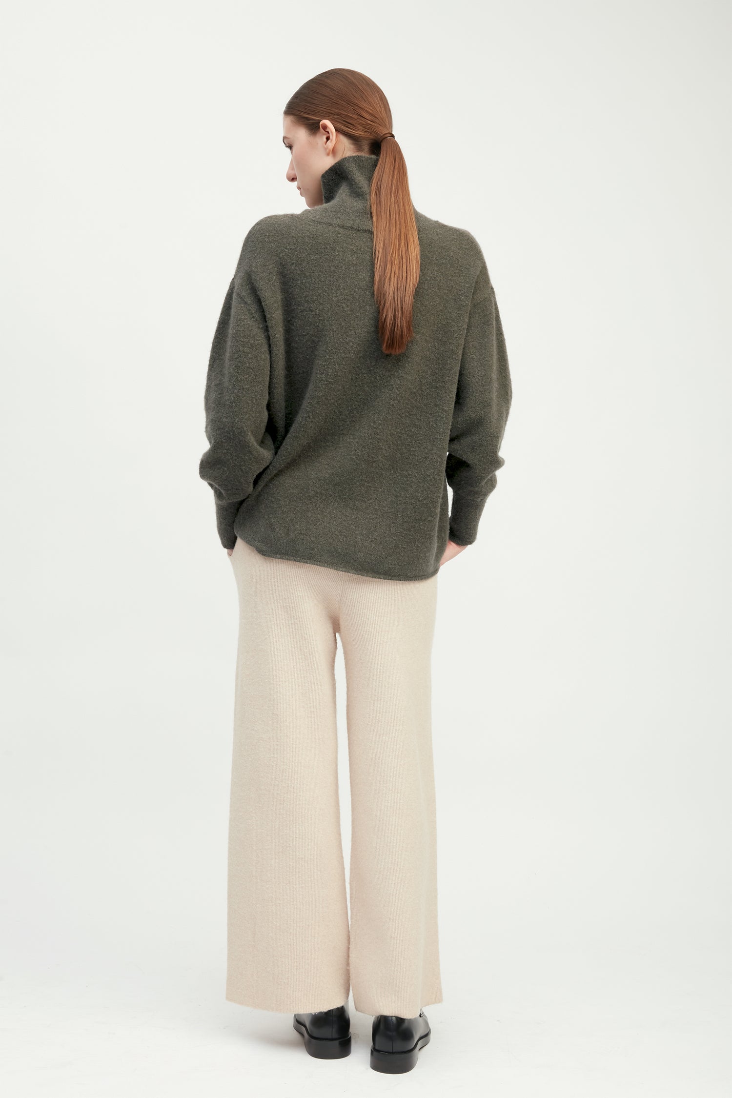 Khaki oversized slouch turtleneck sweater in soft brushed knit for cozy styling – Common Knit