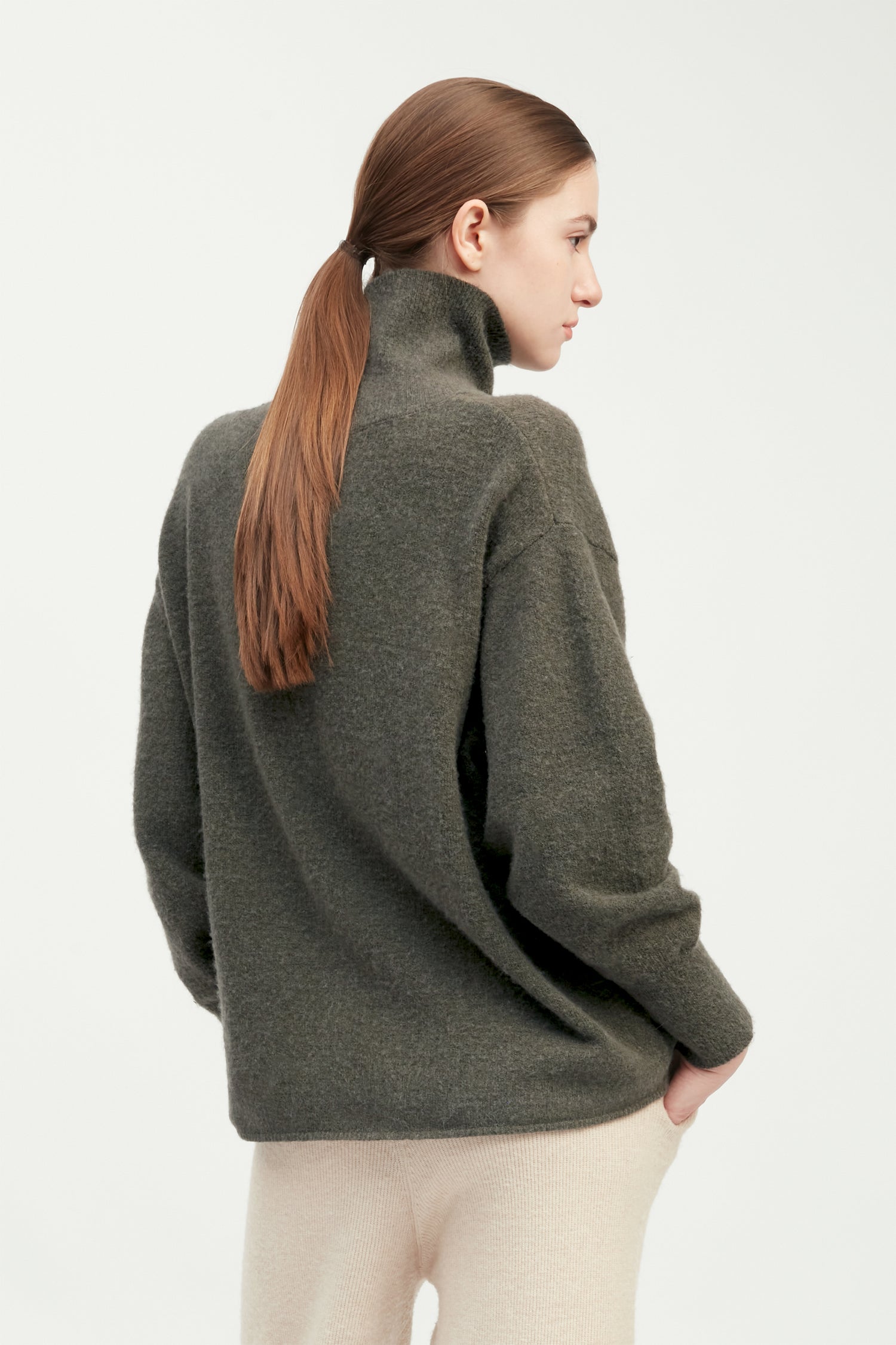 Khaki oversized slouch turtleneck sweater in soft brushed knit for cozy styling – Common Knit