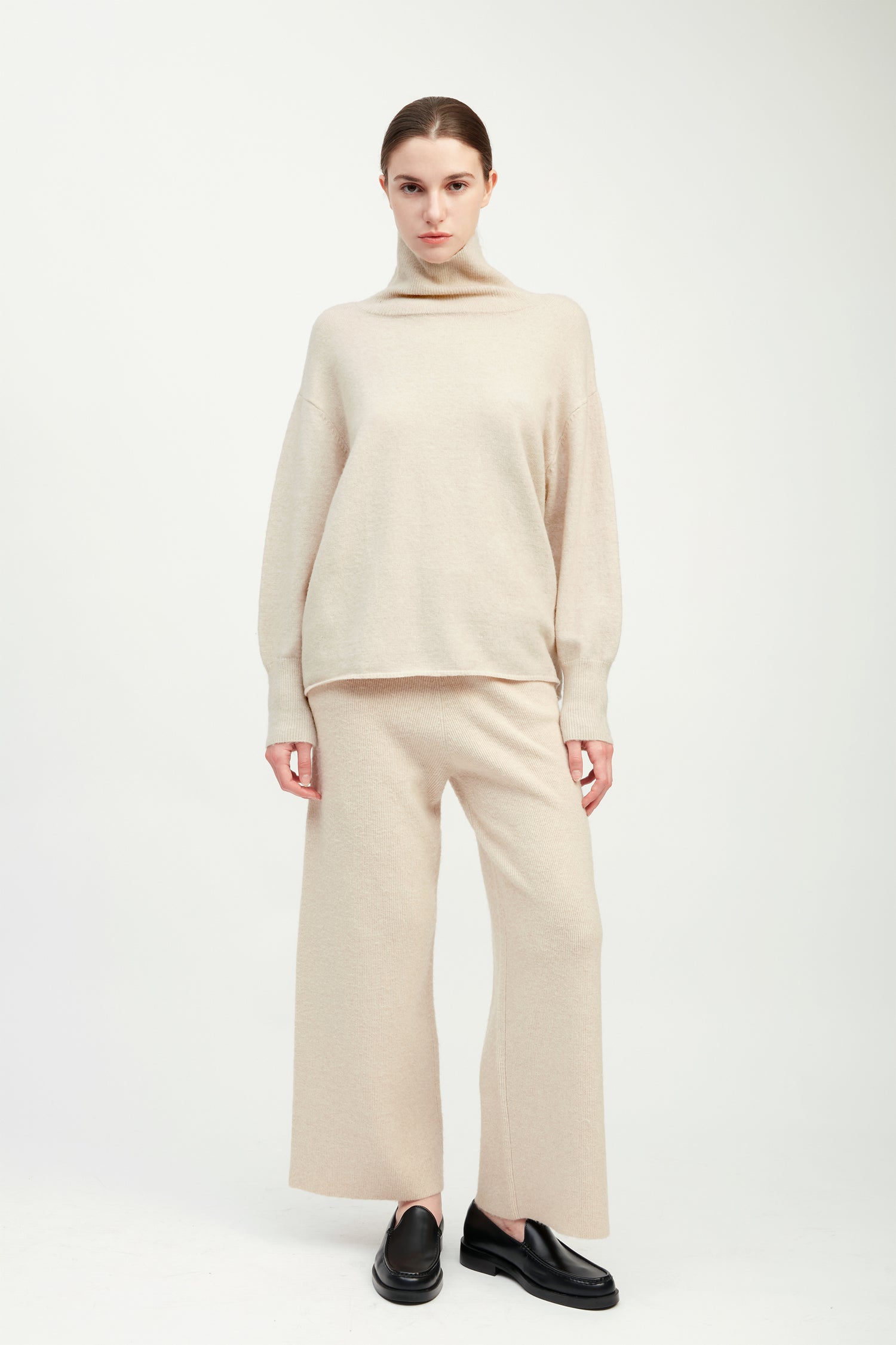 Tan oversized slouch turtleneck sweater in soft brushed knit for cozy styling – Common Knit
