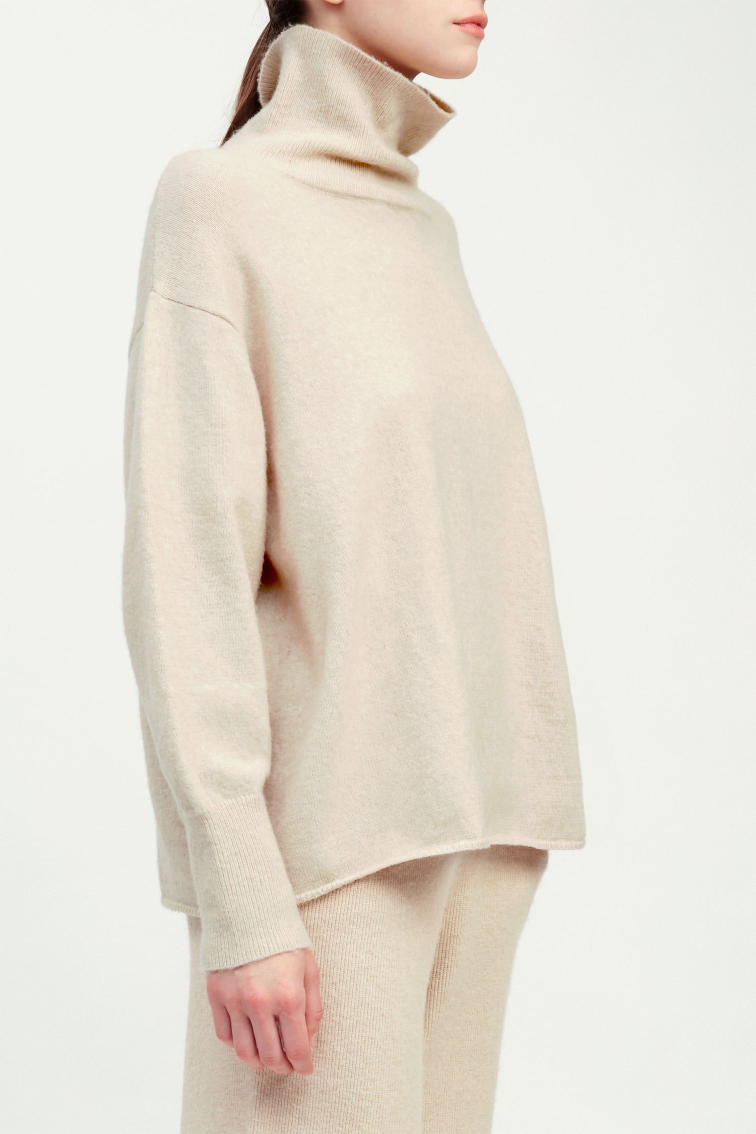 Tan oversized slouch turtleneck sweater in soft brushed knit for cozy styling – Common Knit