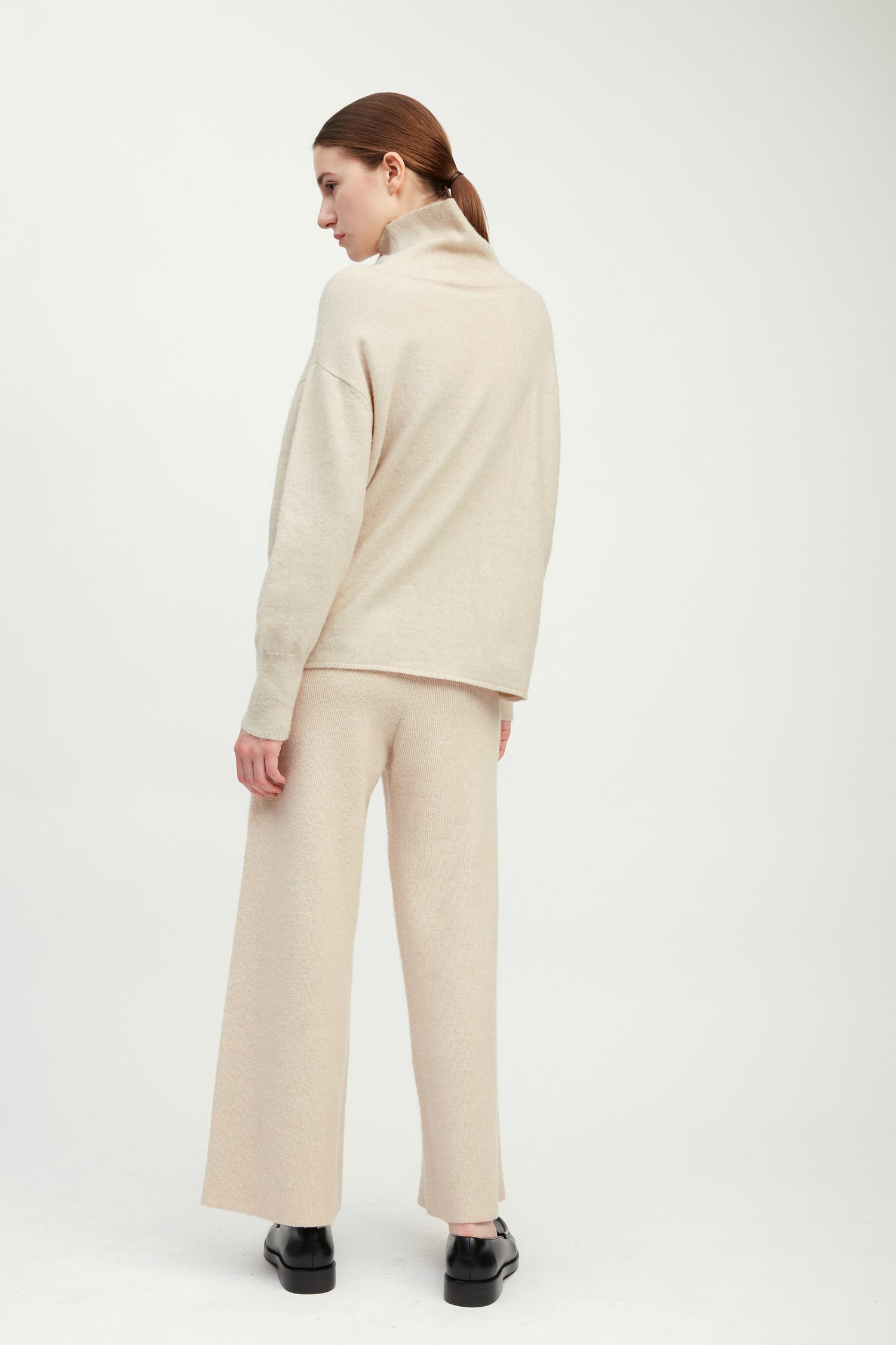 Tan oversized slouch turtleneck sweater in soft brushed knit for cozy styling – Common Knit
